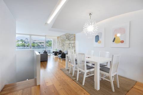 Apartamento T3 com Terraço e Vista Rio Douro | Cais do Cavaco