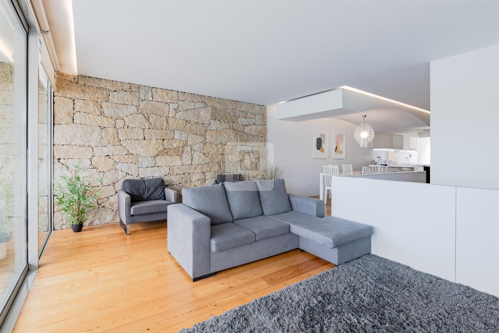 Apartamento T3 com Terraço e Vista Rio Douro &#124; Cais do Cavaco