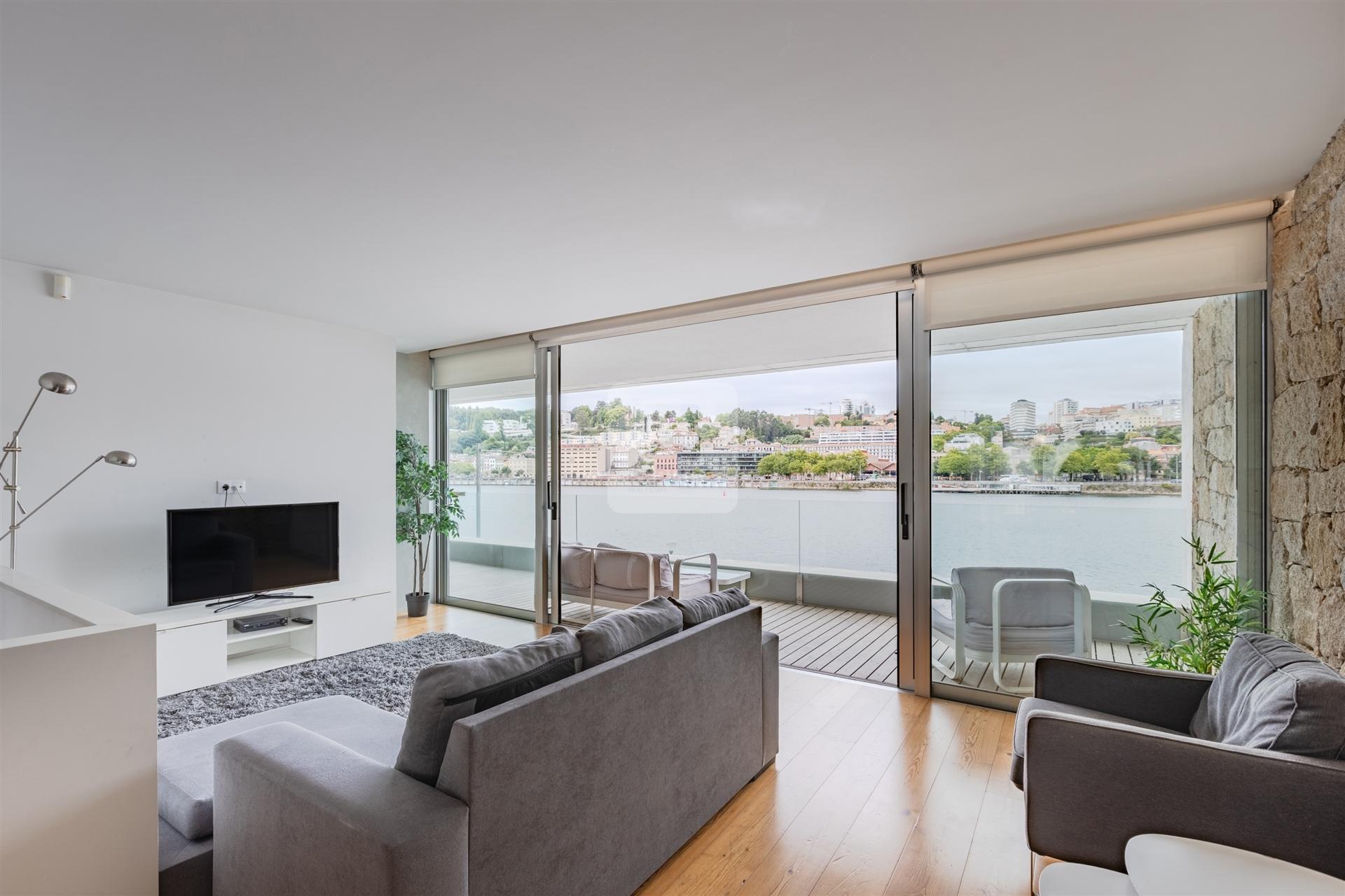Apartamento T3 com Terraço e Vista Rio Douro &#124; Cais do Cavaco