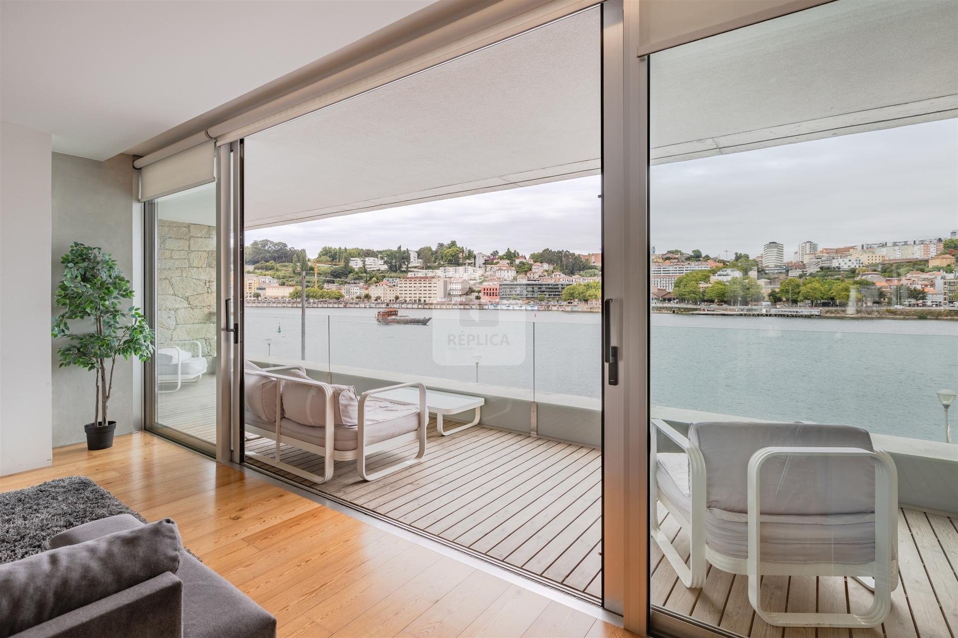 Apartamento T3 com Terraço e Vista Rio Douro &#124; Cais do Cavaco