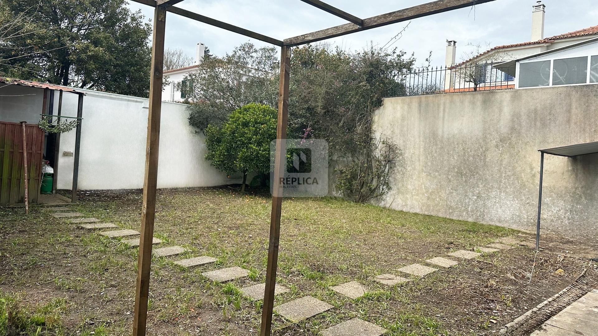 Moradia T4 com Projeto Aprovado no Bairro Marechal Gomes da Costa