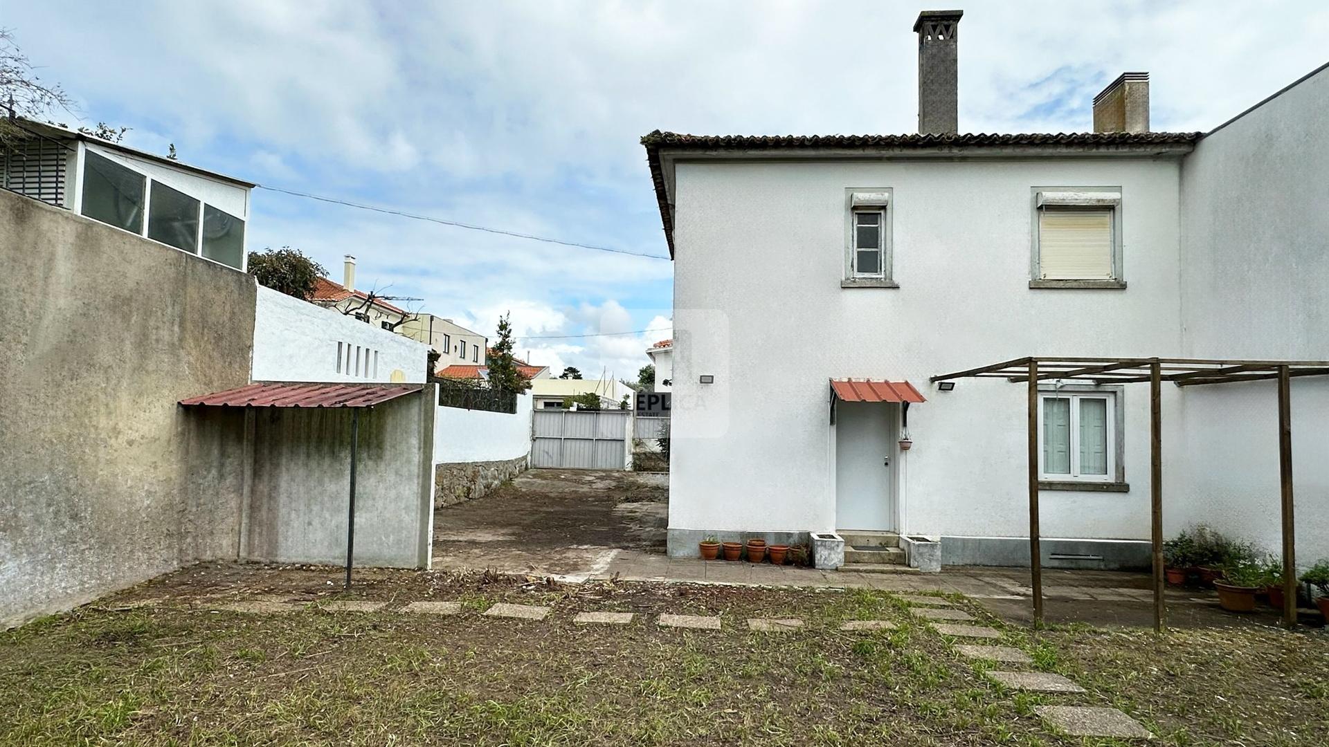 Moradia T4 com Projeto Aprovado no Bairro Marechal Gomes da Costa