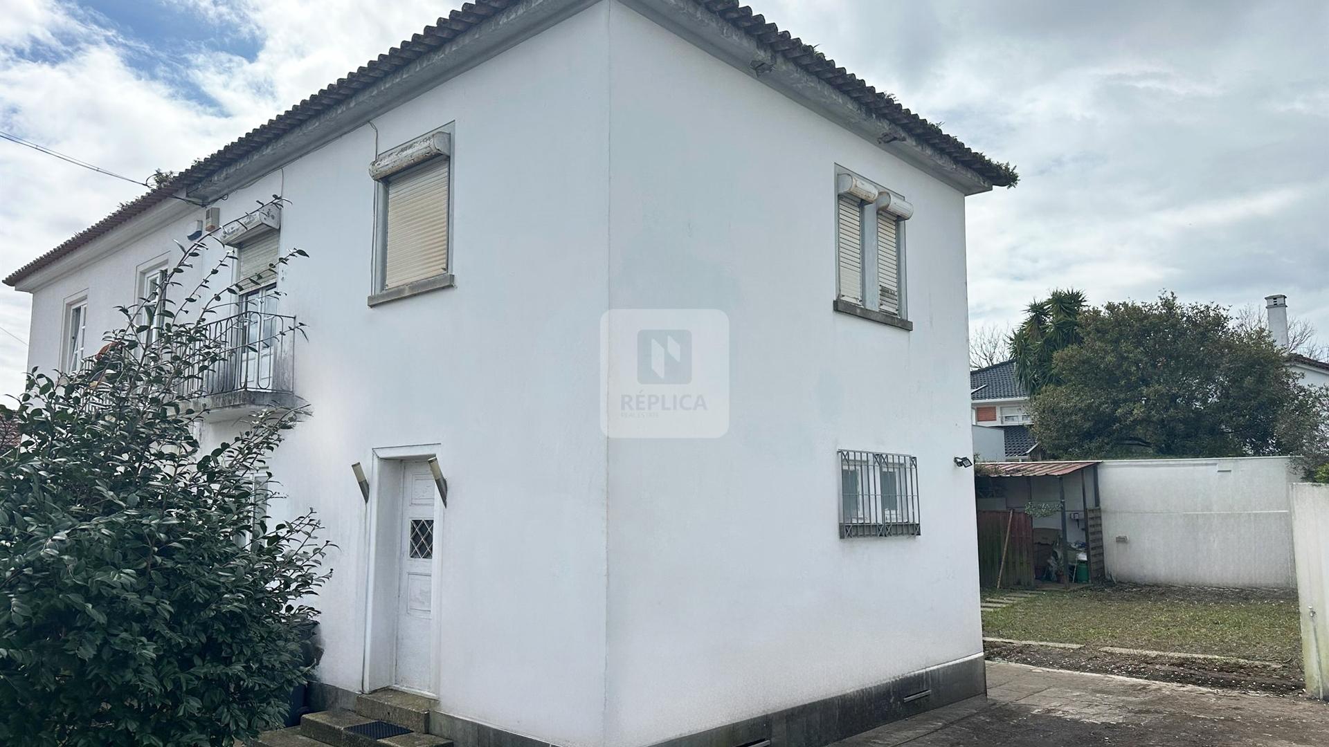 Moradia T4 com Projeto Aprovado no Bairro Marechal Gomes da Costa