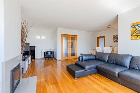 Penthouse T2 com Terraço e Vista Mar em Matosinhos Sul