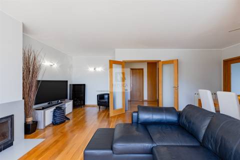 Penthouse T2 com Terraço e Vista Mar em Matosinhos Sul