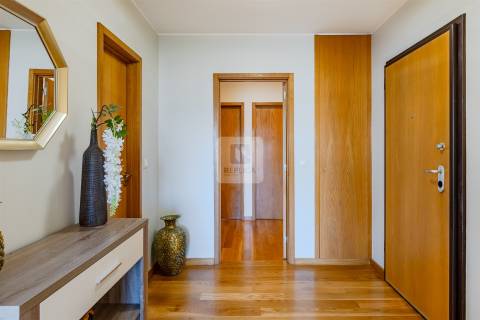 Penthouse T2 com Terraço e Vista Mar em Matosinhos Sul