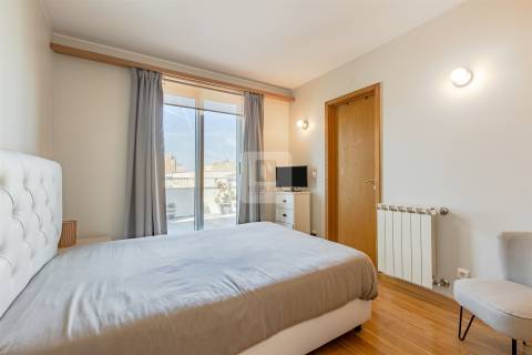 Penthouse T2 com Terraço e Vista Mar em Matosinhos Sul