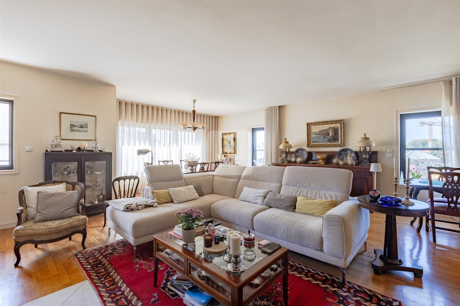 Apartamento T5 Duplex com 4 Frentes e Vistas para o Douro e Mar