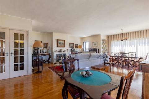 Apartamento T5 Duplex com 4 Frentes e Vistas para o Douro e Mar