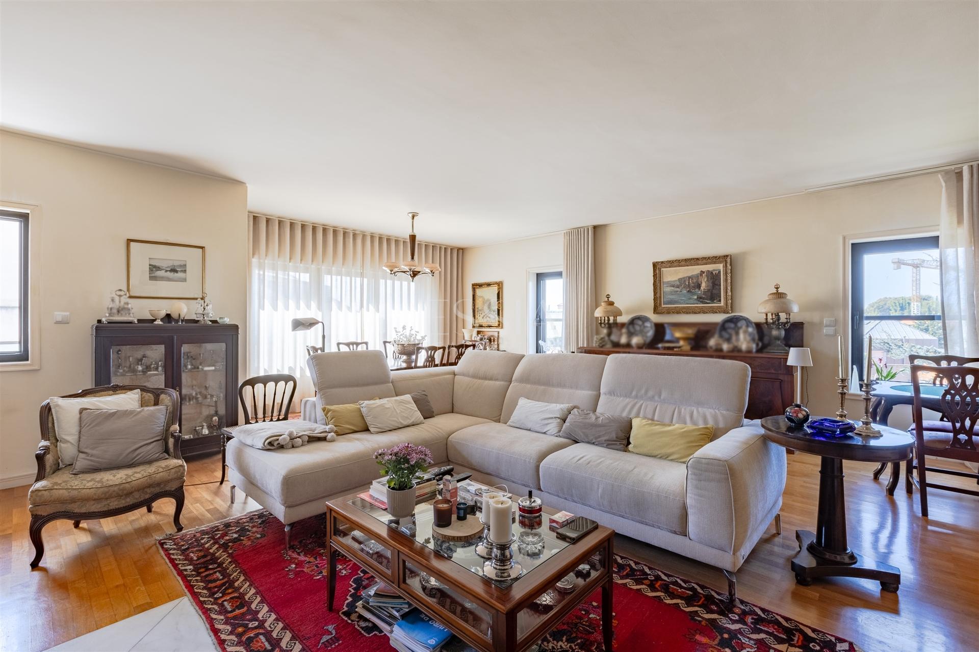 Apartamento T5 Duplex com 4 Frentes e Vistas para o Douro e Mar