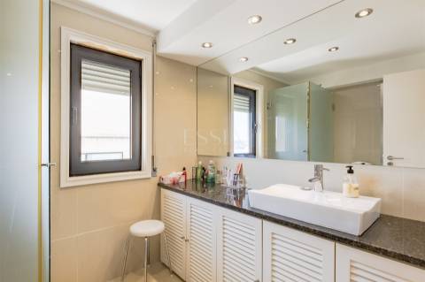 Apartamento T5 Duplex com 4 Frentes e Vistas para o Douro e Mar