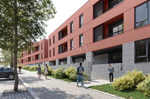 Apartamento T2 com Varanda e Garagem no Ouro Valley