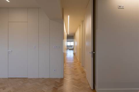 Apartamento T4 Remodelado no Centro do Porto