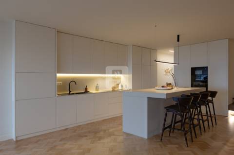 Apartamento T4 Remodelado no Centro do Porto