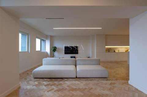 Apartamento T4 Remodelado no Centro do Porto