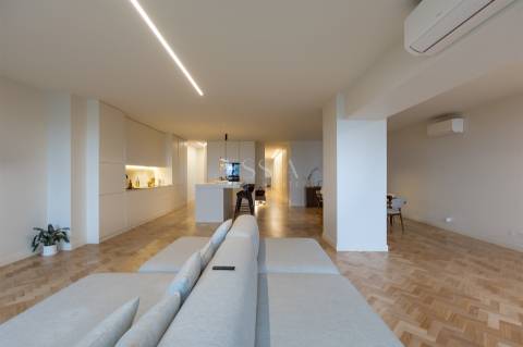 Apartamento T4 Remodelado no Centro do Porto