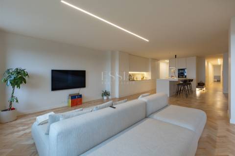 Apartamento T4 Remodelado no Centro do Porto