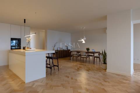 Apartamento T4 Remodelado no Centro do Porto