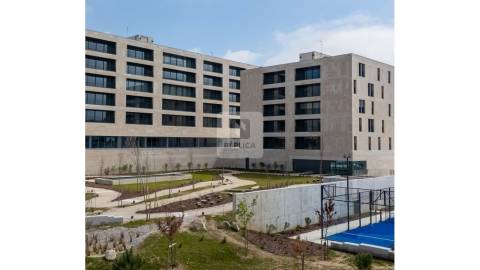 T2 para Arrendar com Varanda em Condomínio com Piscina em Canidelo