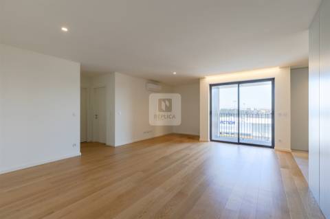 T2 para Arrendar com Varanda em Condomínio com Piscina em Canidelo