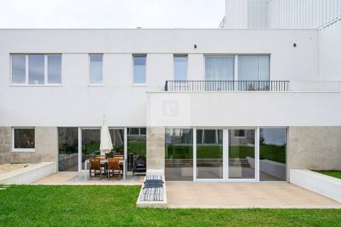 Moradia T4+1 com Jardim e Piscina perto do Parque da Cidade