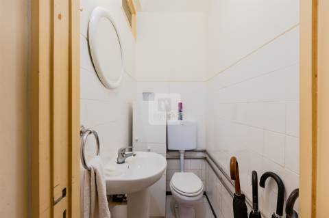 Prédio para Renovação junto à Avenida da Boavista