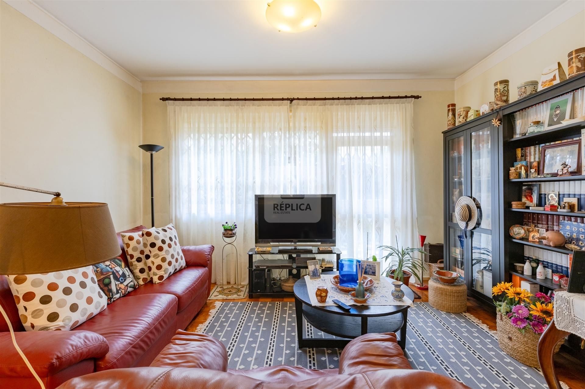 Prédio para Renovação junto à Avenida da Boavista