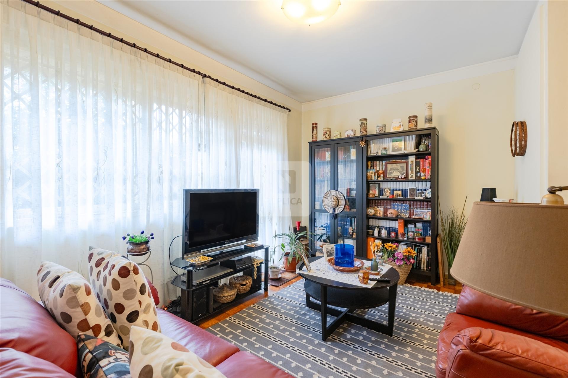 Prédio para Renovação junto à Avenida da Boavista