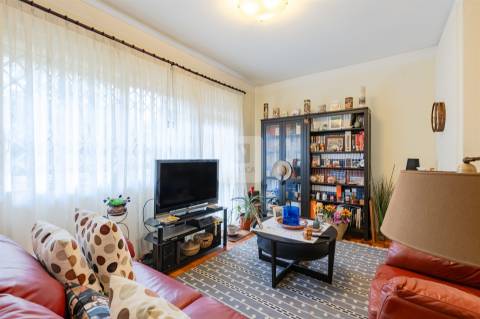 Prédio para Renovação junto à Avenida da Boavista