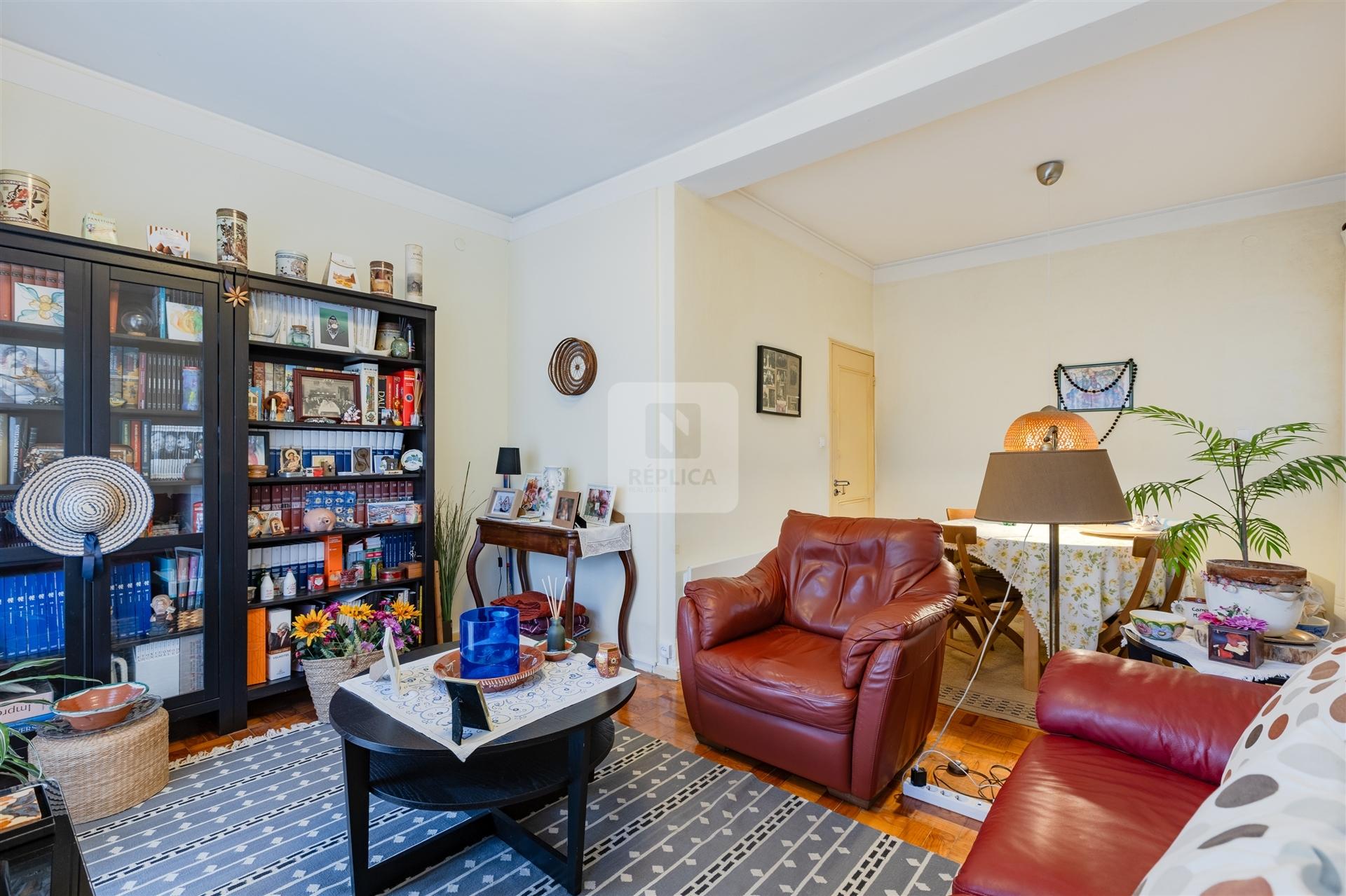 Prédio para Renovação junto à Avenida da Boavista