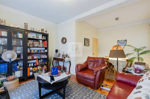 Prédio para Renovação junto à Avenida da Boavista