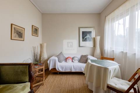 Prédio para Renovação junto à Avenida da Boavista