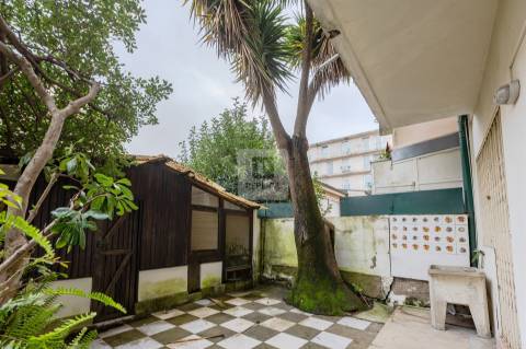 Prédio para Renovação junto à Avenida da Boavista