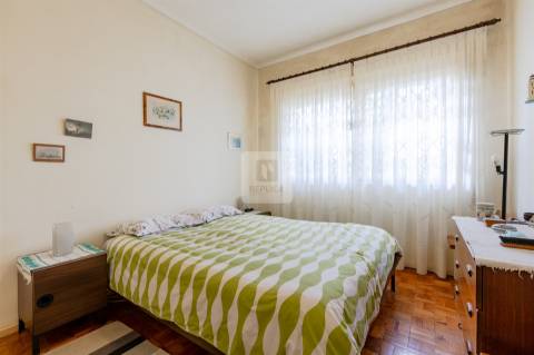 Prédio para Renovação junto à Avenida da Boavista