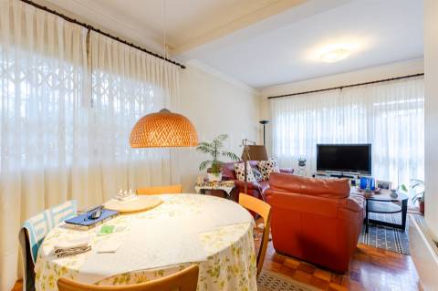 Prédio para Renovação junto à Avenida da Boavista