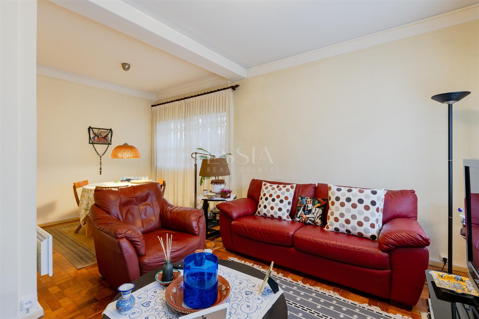 Prédio para Renovação junto à Avenida da Boavista