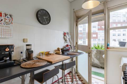 Prédio para Renovação junto à Avenida da Boavista