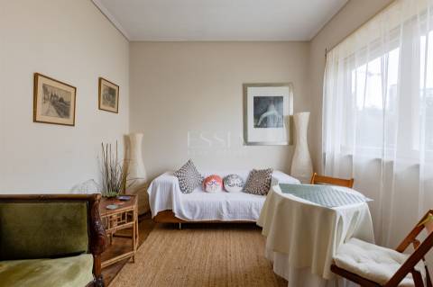 Prédio para Renovação junto à Avenida da Boavista