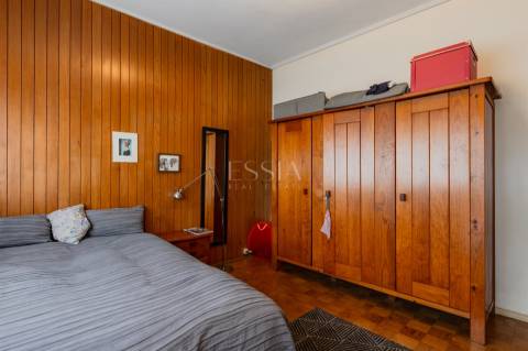 Prédio para Renovação junto à Avenida da Boavista