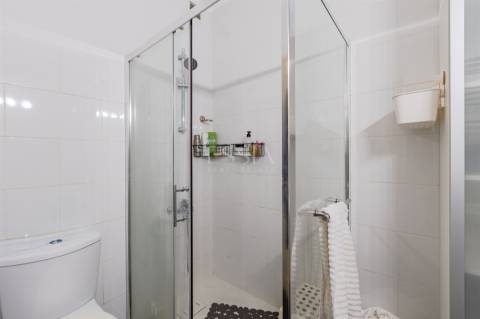 Prédio para Renovação junto à Avenida da Boavista