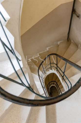 Prédio para Renovação junto à Avenida da Boavista