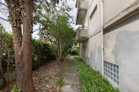 Prédio para Renovação junto à Avenida da Boavista