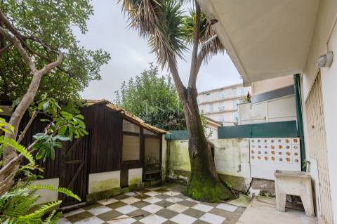 Prédio para Renovação junto à Avenida da Boavista