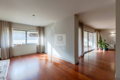 Apartamento T4 Duplex em Condomínio Fechado na Foz do Douro