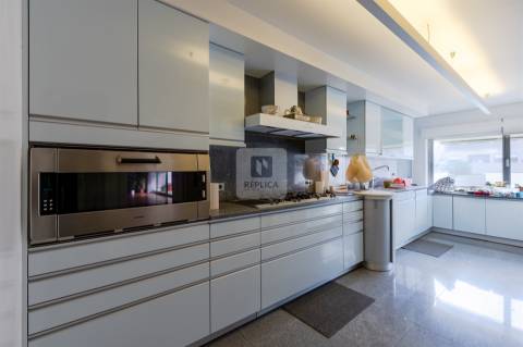 Apartamento T4 Duplex em Condomínio Fechado na Foz do Douro