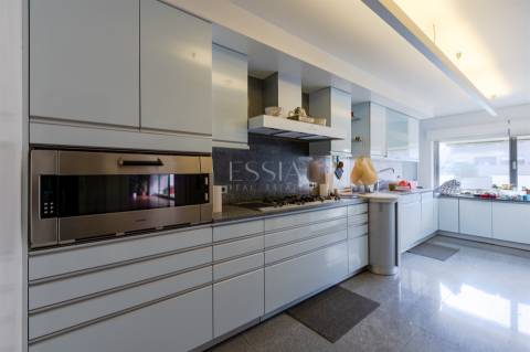 Apartamento T4 Duplex em Condomínio Fechado na Foz do Douro