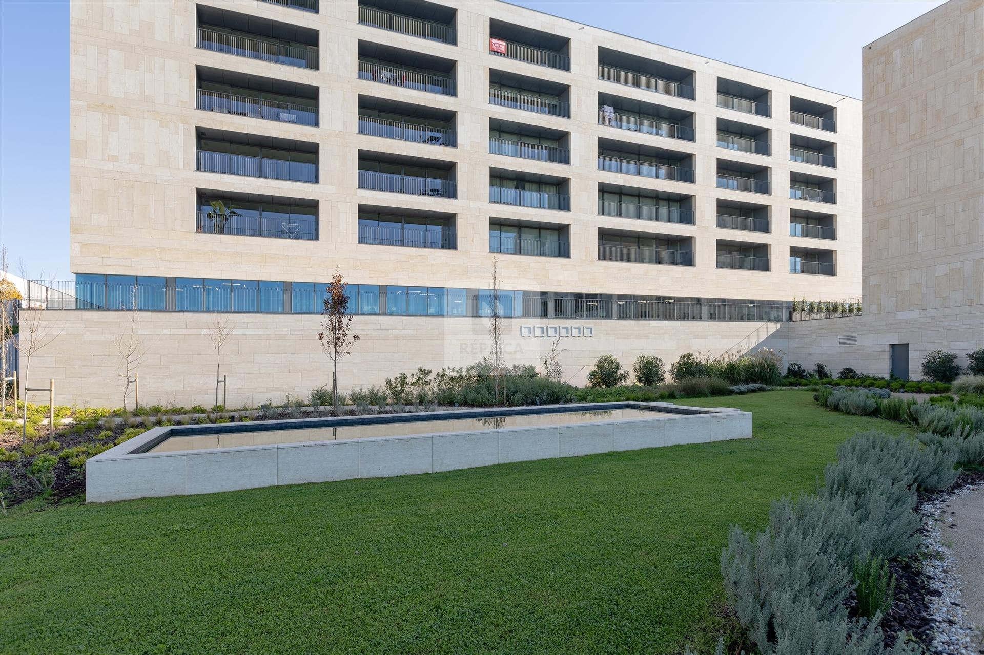 T2 com Varanda em Condomínio com Piscina em Canidelo