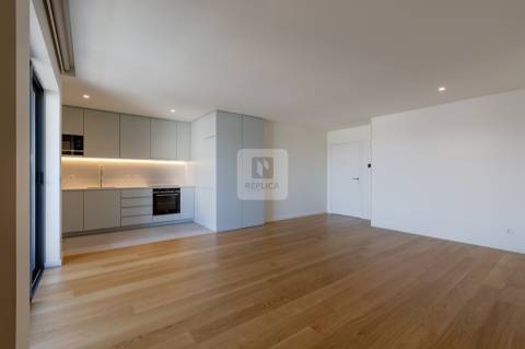 T2 com Varanda em Condomínio com Piscina em Canidelo