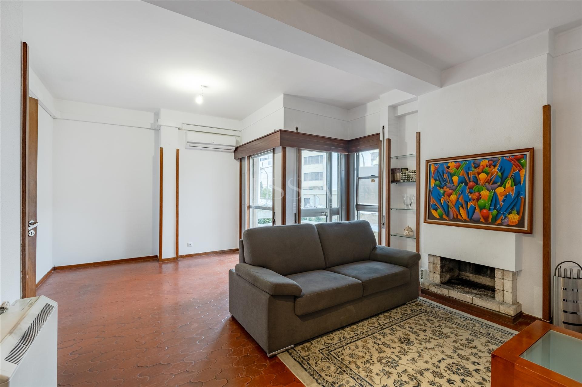 Apartamento T4 com Garagem Box entre o Marquês e P. Sá Carneiro