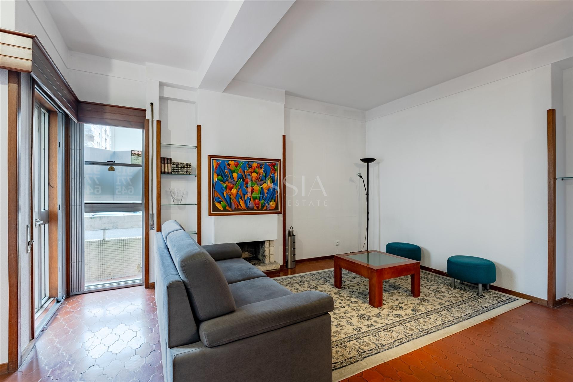 Apartamento T4 com Garagem Box entre o Marquês e P. Sá Carneiro